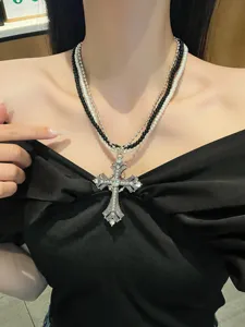 Détail de collier croisé en perles multicouches, bijoux élégants pour femmes et filles