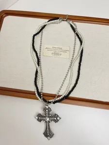 Collier croix en perles multicouches, style punk doux et cool collier clavicule superposé femme.