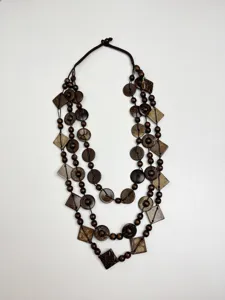 Etnische stijl meerlaagse houten kralen en kokosnoot knop ketting detailweergave, boho sieraden.