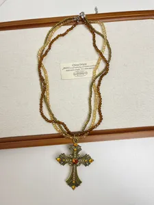 Collier de croix de perles multicouche style vintage collier clavicule superpose bijoux detail
