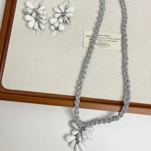 Collar de cuerda trenzada plateada hecho a mano y aretes de gota blanca set elegante