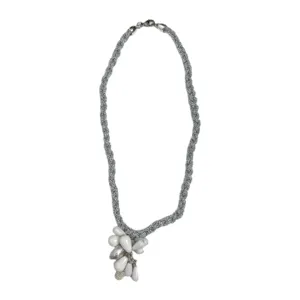Collar de cuerda trenzada plateada con colgantes de piedra blanca para mujer moda chic.
