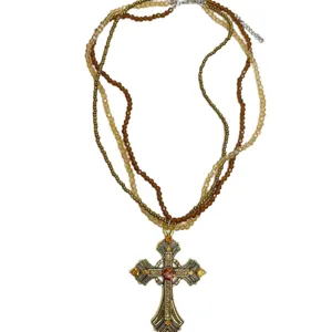 Collier ras de cou multicouche avec perles et pendentif croix, style vintage rétro élégant.