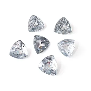 Vue détaillée de strass acryliques triangulaires blancs, parfaits pour les loisirs créatifs DIY.