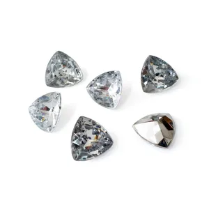 Gros plan de strass acryliques blancs triangulaires pointus pour des détails de bricolage DIY.