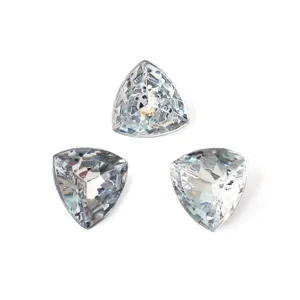 Gros plan de strass en acrylique blanc triangle fat, accessoires de bricolage brillants.