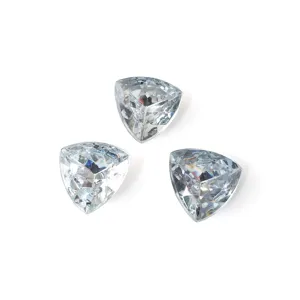Gros plan détaillé de strass en acrylique triangulaires transparents pour accessoires.