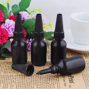 Set di flaconi di plastica nera strizzabili con punta fine per colla fai da te e colori.