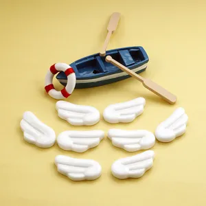 Detailansicht von weißen Harz Engel Flügeln DIY Zubehör, ideal für Handyhüllen und Basteln.