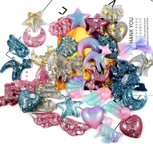 Detalles de dijes de resina DIY coloridos con estrellas, corazones, lunas y ciervos bonitos.