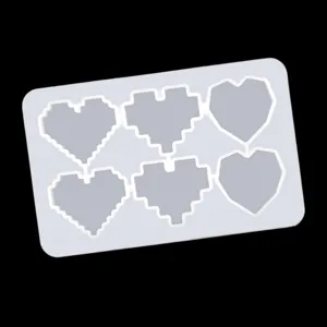 Silikonform Detailansicht mit Pixel Herzen für DIY Harz Handwerk und handgemachte Schmuck Anhänger.