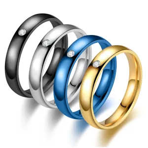 Vista dettagliata di un anello lucido largo 4 mm con una pietra di zirconia scintillante.