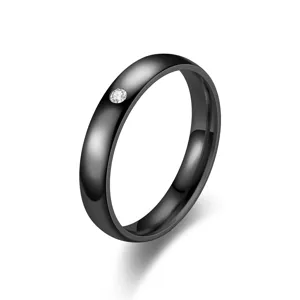 Primo piano dettagliato di un anello nero liscio da 4 mm con diamante brillante.