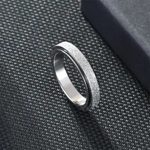 Detailansicht des 4 mm gefrosteten Spinnerrings mit strukturierter Oberflaechenstruktur.