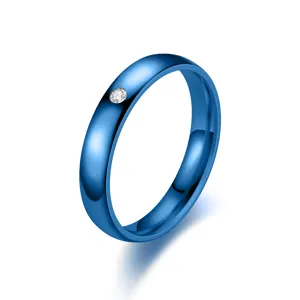 Vista dettagliata anello blu, larghezza 4mm, superficie bombata minimalista con pietra.