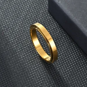 Gros plan sur le détail de la bague anti-stress dorée de 4mm, élégant bijou tendance.