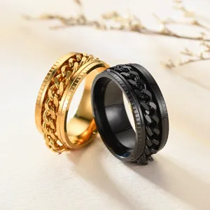 Détail de bague décapsuleur à chaîne rotative en acier inoxydable or et noir pour couple chic.