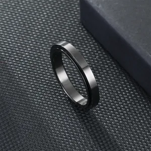 Vue detaillee de l'bague anti-anxiete rotative en acier inoxydable noir de 4mm gros plan.