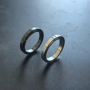 Gros plan détaillé de la bague anti-stress pivotante en acier inoxydable de 4mm, élégante.