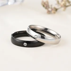 Vista dettagliata di anelli di coppia 4mm con cristallo incastonato, design nero e argento.