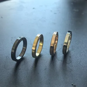 Gros plan sur les bagues anti-stress tournantes de 4mm en acier, plusieurs finitions métalliques.