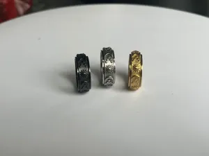 Anello antistress in acciaio inossidabile con sole luna stella, vista dettagliata.