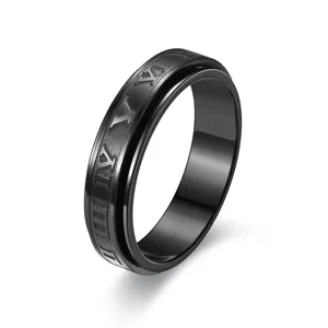 Bague pivotante noire en acier inoxydable, détail gravé de chiffres romains élégants.