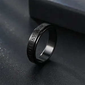 Gros plan détaillé d'une bague rotative en acier inoxydable noir avec chiffres romains.