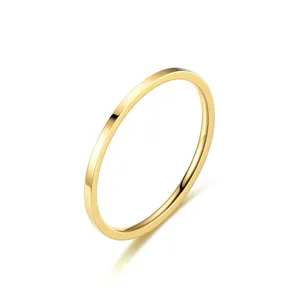 Minimalistischer goldener Edelstahl-Schmuckring Detailansicht, feiner Stapelring elegant.