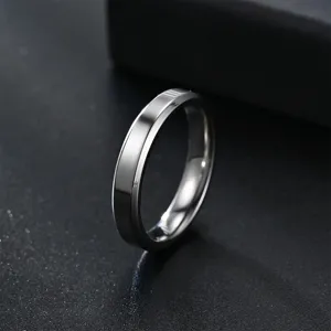 Bague classique en acier titane 4mm a double biseau et finition miroir polie pour un usage quotidien.