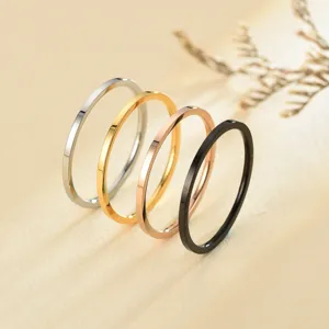 Nahaufnahme minimalistischer dünner Edelstahlringe in vier Farben Silber Gold und Schwarz.