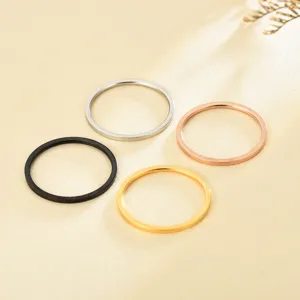 Detailaufnahme von minimalistischen schmalen Stapelringen in Silber, Schwarz, Gold und Roségold.