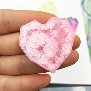 Handgemachter rosa Harz-Herz-Basteldetail-Schuss, perfekt für DIY-Schmuckanhänger-Zubehör.