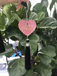 Handgemachter rosa glitzernder Herz-Harz-Schlüsselanhänger mit schwarzer Quaste.