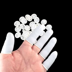 Primo piano di dita in lattice bianco usa e getta indossate sulla mano per bricolage.