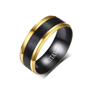 Primer plano detallado de un elegante anillo de acero de titanio negro y dorado para hombre.