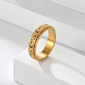 Primo piano dettagliato di un anello antistress in acciaio dorato con texture opaca e intagli stella.
