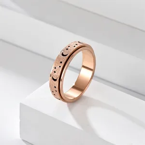 Anello antistress in acciaio inossidabile oro rosa con luna e stella cave, design opaco chic.