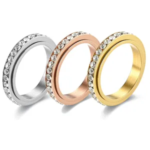Maravilloso juego de tres anillos antiestrés con circonitas en plata, oro rosa y elegante oro.