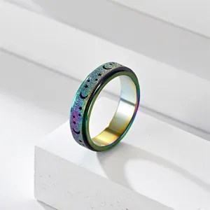 Dettaglio anello antistress in acciaio inossidabile con finitura arcobaleno satinata e stelle.