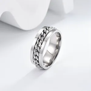 Anello in acciaio inossidabile con catena girevole da uomo, dettaglio argento elegante.