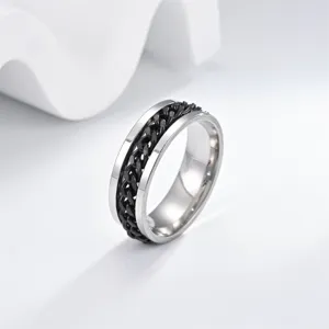 Anello spinner in acciaio al titanio da uomo con design a catena nera e bordi argentati lucidi.