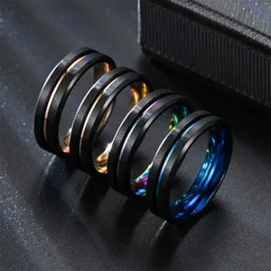 Bague en acier inoxydable, design noir rainuré avec finitions intérieures colorées.