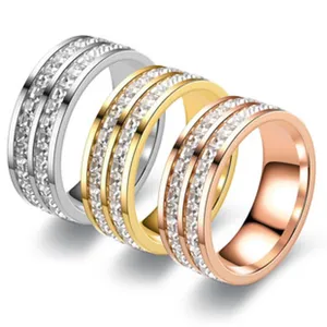 Bague large en acier inoxydable argent or rose, avec zircons scintillants de style pavé.