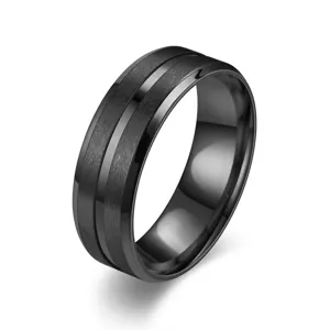 Vue détaillée de la bague pour homme en acier inoxydable noir mat de 8 mm avec rainure centrale.