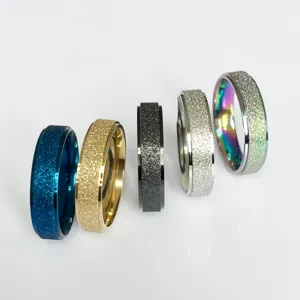 Dettaglio anello smerigliato in acciaio inossidabile a doppio gradino 6mm, moda.
