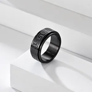 Détail de bague anti-anxiété pivotante en acier titane noir avec motif grec unique et élégant.