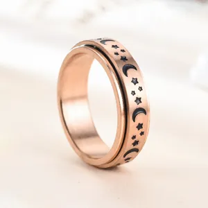 Bague anti-stress en acier titane or rose avec motifs gravés de lune et d'étoiles mode.