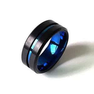 Gros plan detail bague homme acier inoxydable noir, largeur de 8mm avec rainure bleue.