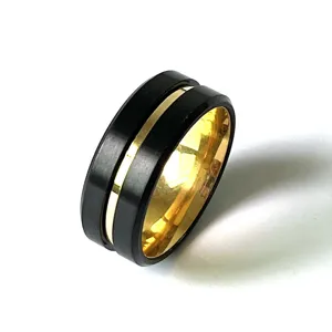 Détail bague en acier inoxydable, design rainuré de 8mm bicolore élégant pour homme moderne.